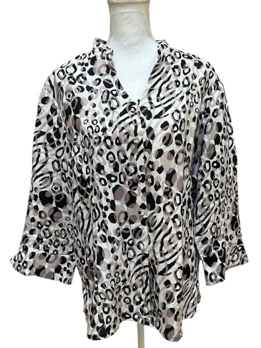 Vtg Carole Little Relaxed Fit B& W Chetah Print 100% Linen Button Front Blouse